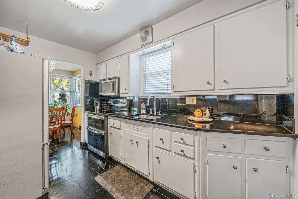 26016 80th Avenue Glen Oaks NY 11004