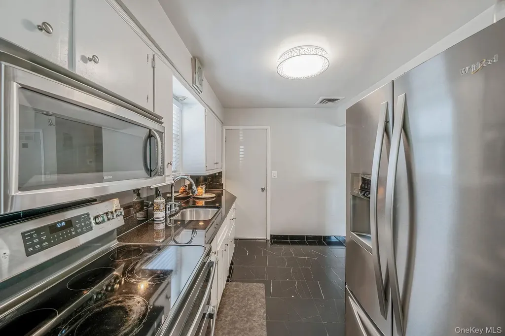 26016 80th Avenue Glen Oaks NY 11004