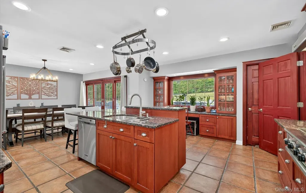 10 Sorgi Court Plainview NY 11803