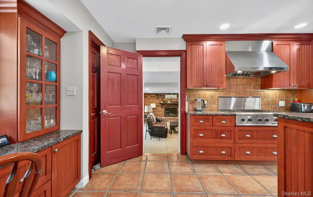 10 Sorgi Court Plainview NY 11803