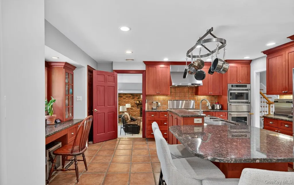 10 Sorgi Court Plainview NY 11803