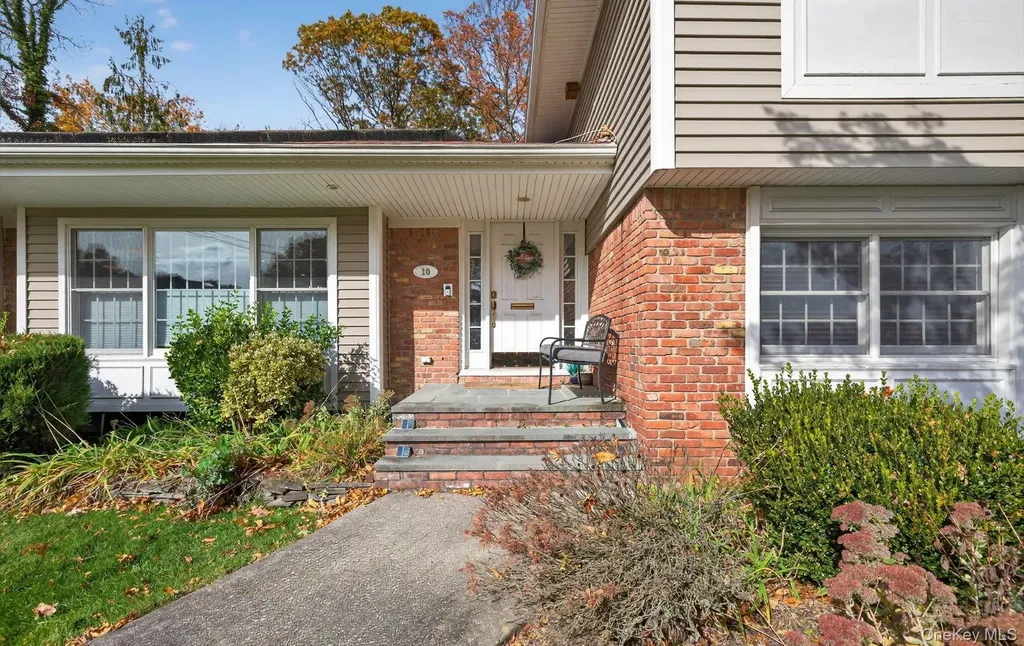 10 Sorgi Court Plainview NY 11803