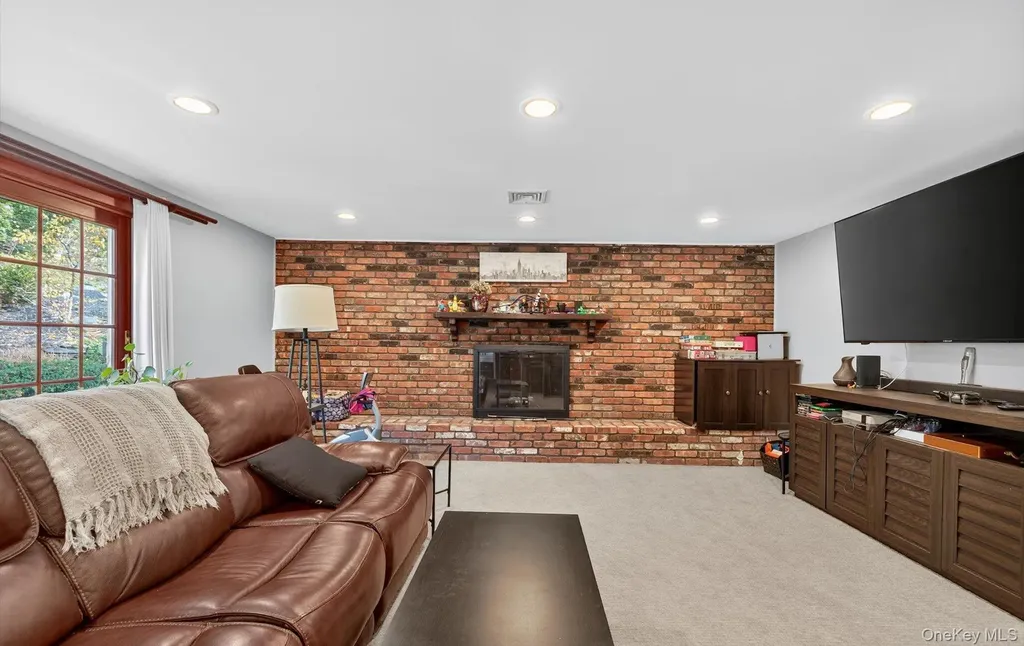 10 Sorgi Court Plainview NY 11803