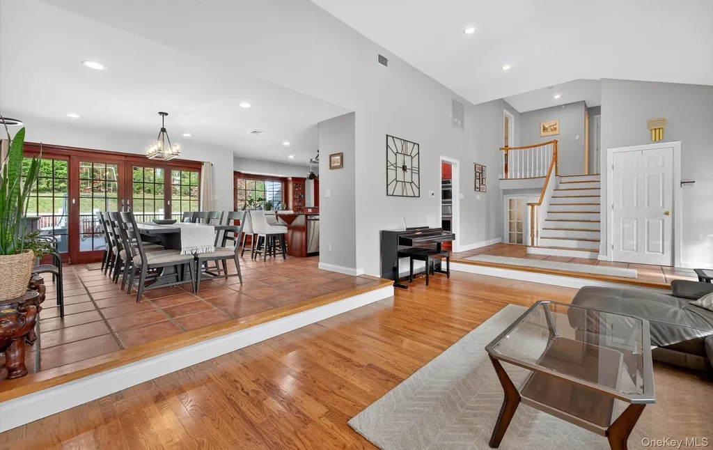 10 Sorgi Court Plainview NY 11803