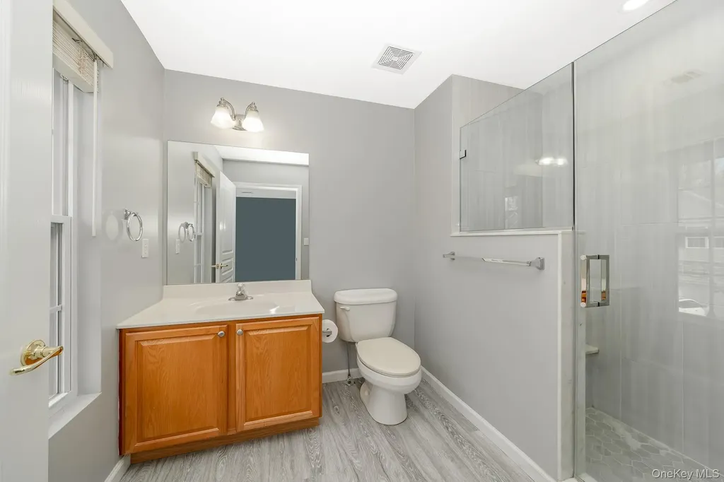 21 Virginia Pine Lane Bay Shore NY 11706