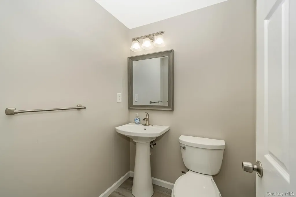 21 Virginia Pine Lane Bay Shore NY 11706