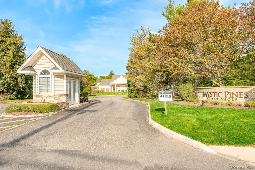 21 Virginia Pine Lane Bay Shore NY 11706