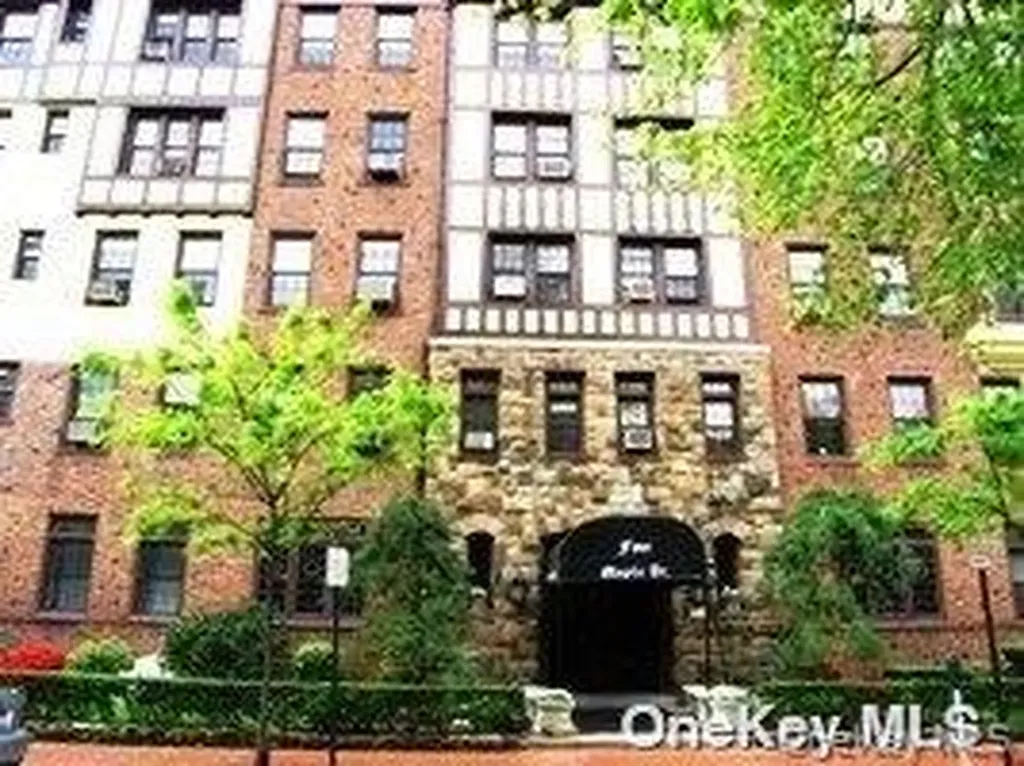 4 Maple Drive Great Neck NY 11021