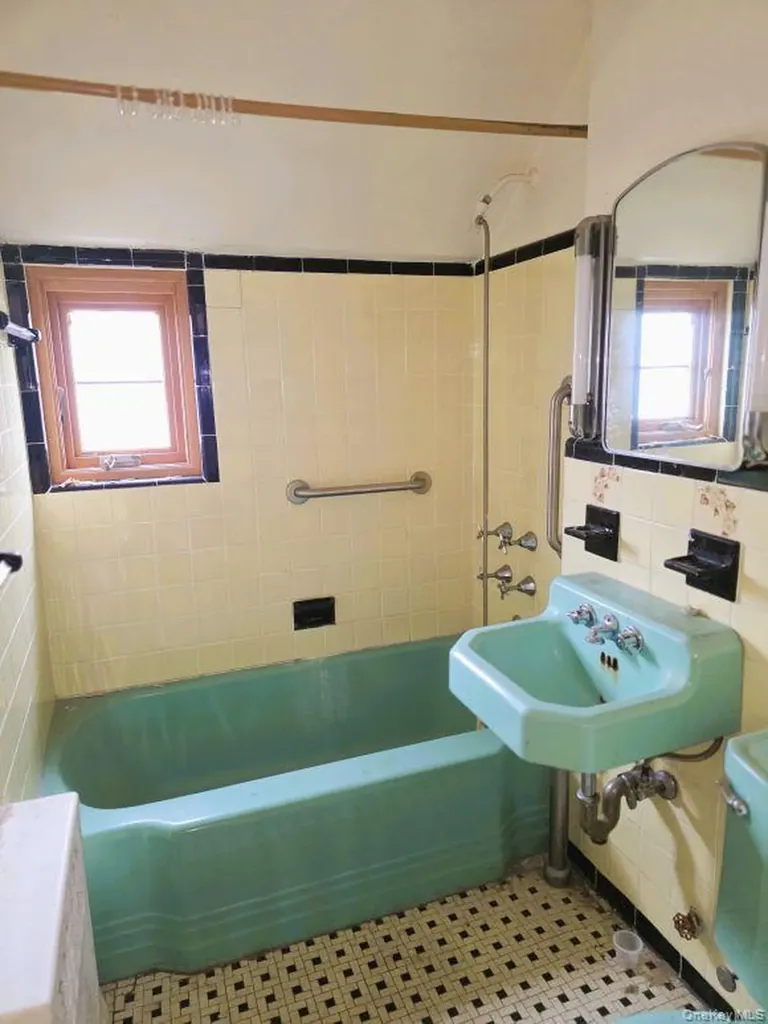 3231 Waterbury Avenue Bronx NY 10465