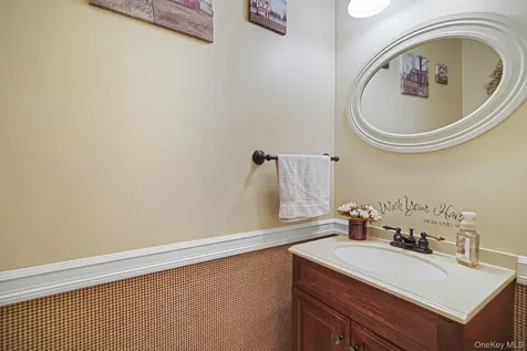 52 Shady View Crossing Manorville NY 11949