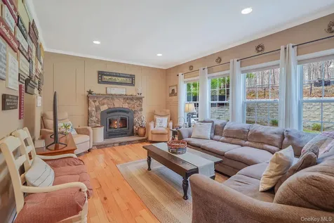 52 Shady View Crossing Manorville NY 11949