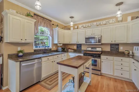 52 Shady View Crossing Manorville NY 11949