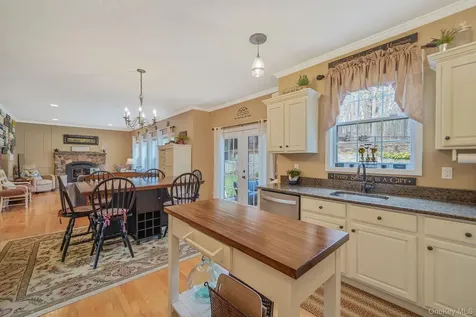52 Shady View Crossing Manorville NY 11949