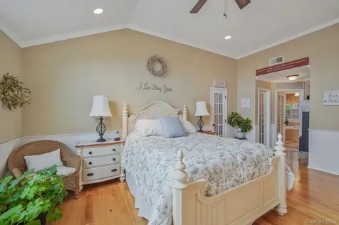 52 Shady View Crossing Manorville NY 11949