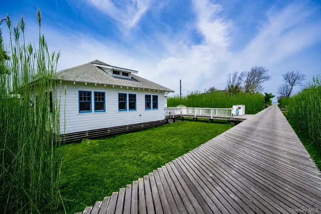 106 West Walk Saltaire NY 11706