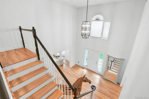 23 Round Hill Road Scarsdale NY 10583