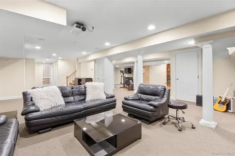 23 Round Hill Road Scarsdale NY 10583