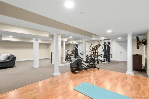 23 Round Hill Road Scarsdale NY 10583