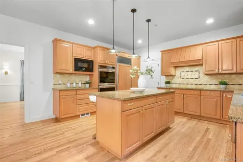 23 Round Hill Road Scarsdale NY 10583