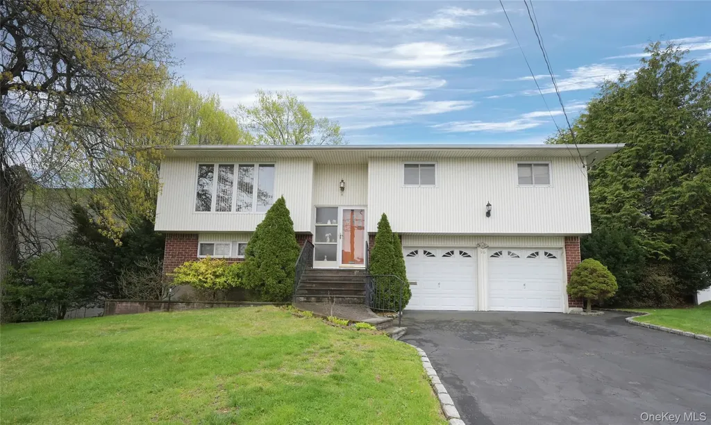 96 Cedar Drive W Plainview NY 11803