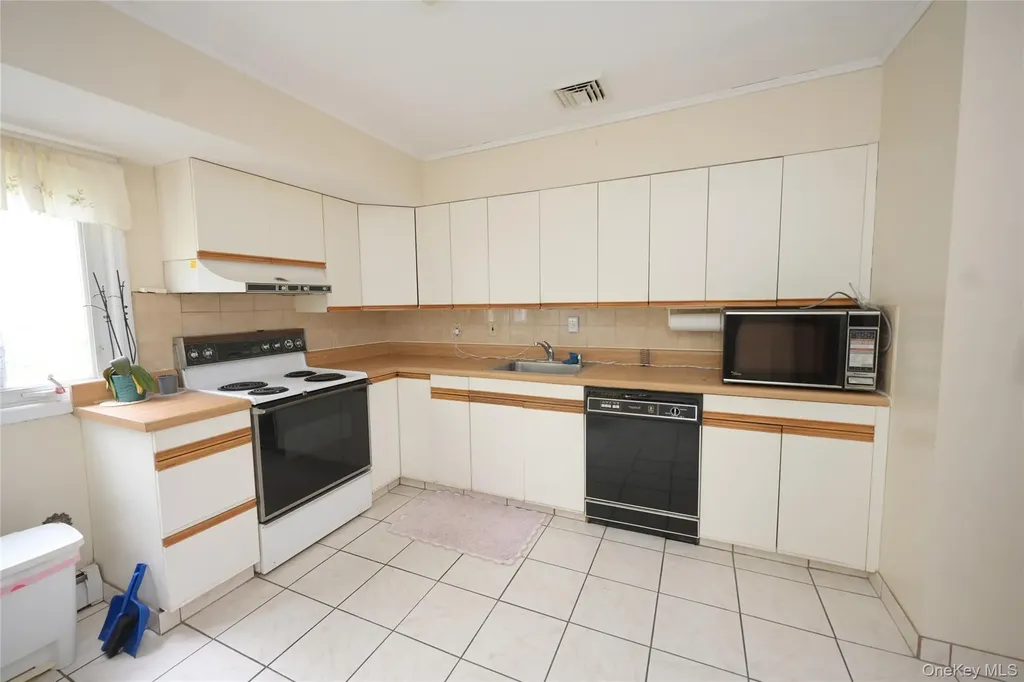 96 Cedar Drive W Plainview NY 11803