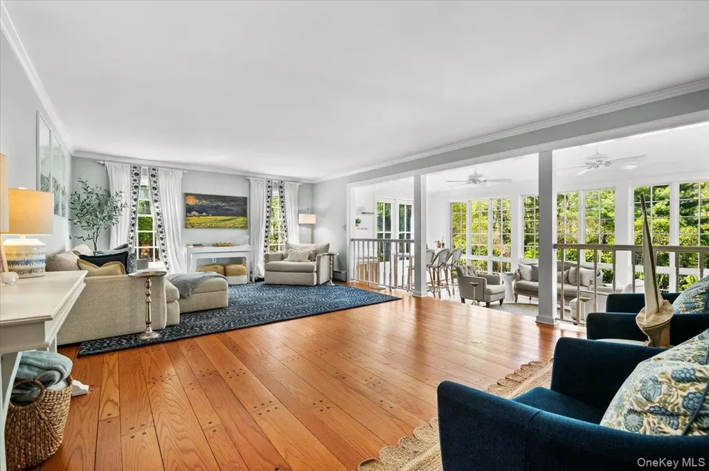 1 Horseshoe Path Lloyd Harbor NY 11743