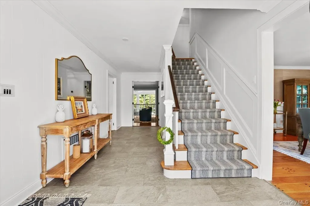 1 Horseshoe Path Lloyd Harbor NY 11743