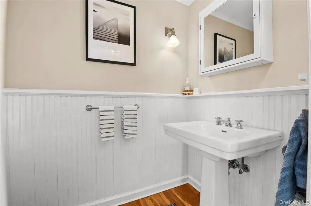 1 Horseshoe Path Lloyd Harbor NY 11743