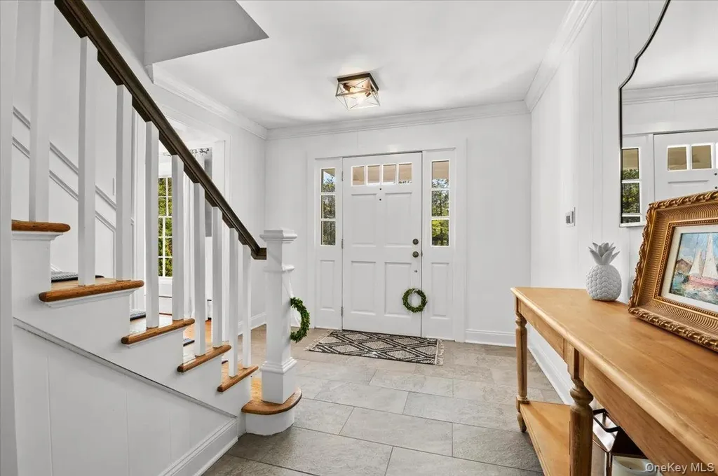 1 Horseshoe Path Lloyd Harbor NY 11743