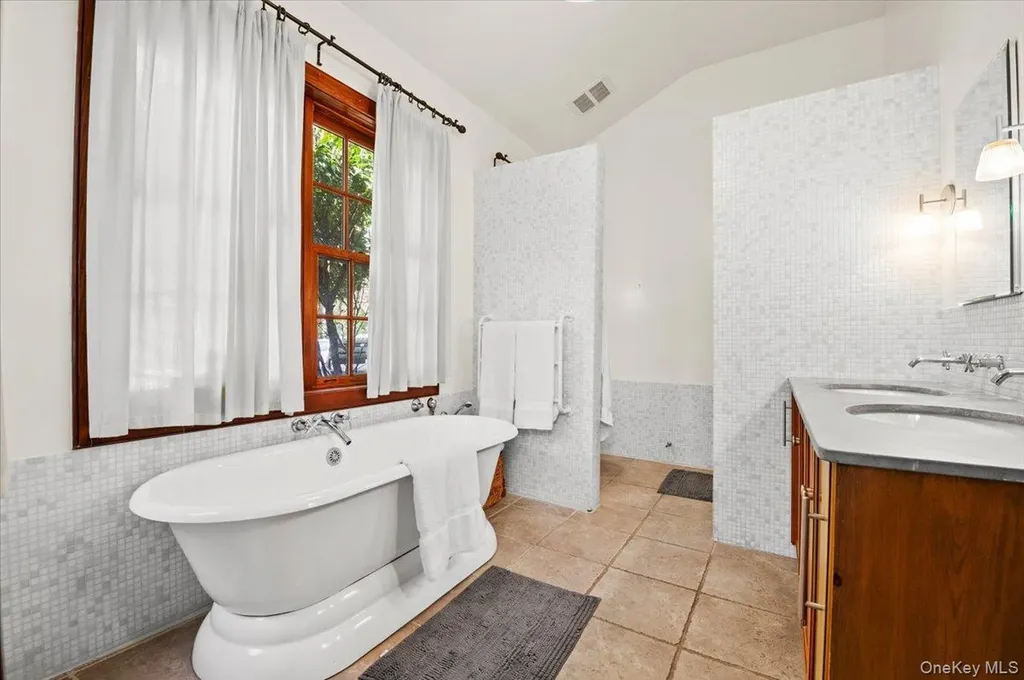 1 Horseshoe Path Lloyd Harbor NY 11743