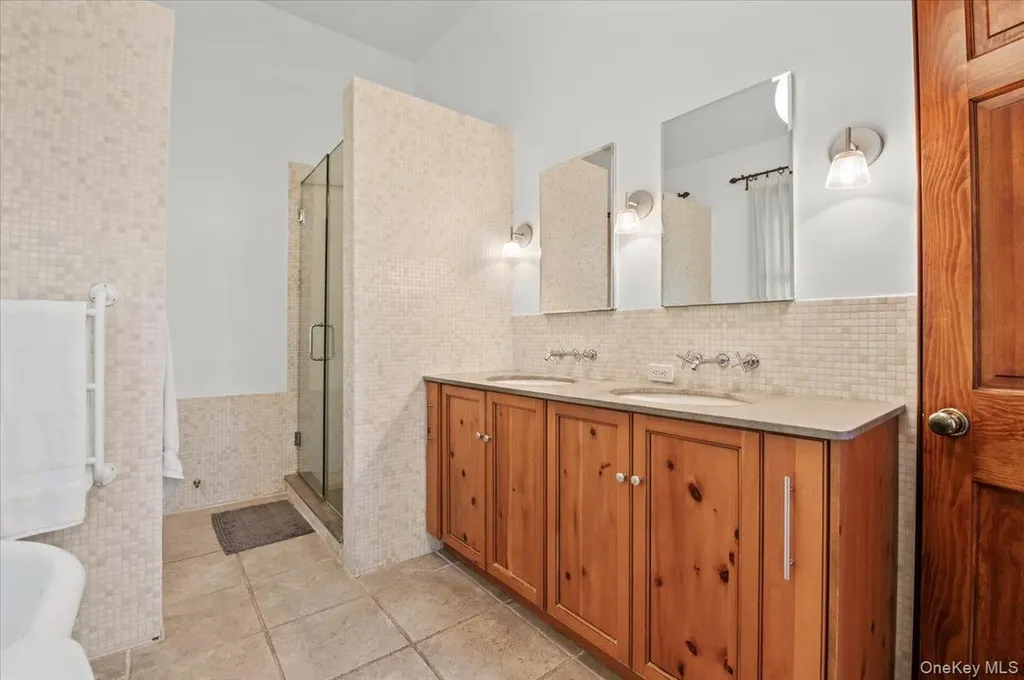 1 Horseshoe Path Lloyd Harbor NY 11743
