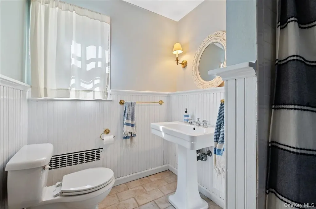 1 Horseshoe Path Lloyd Harbor NY 11743