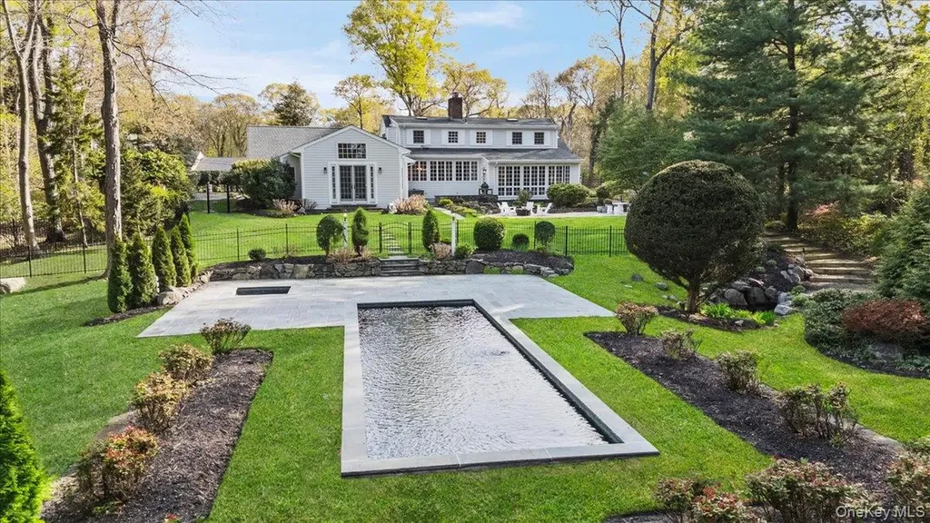 1 Horseshoe Path Lloyd Harbor NY 11743