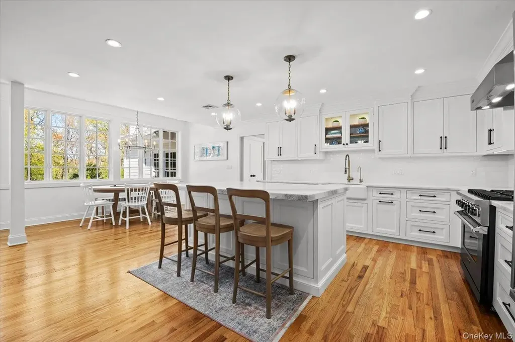 1 Horseshoe Path Lloyd Harbor NY 11743