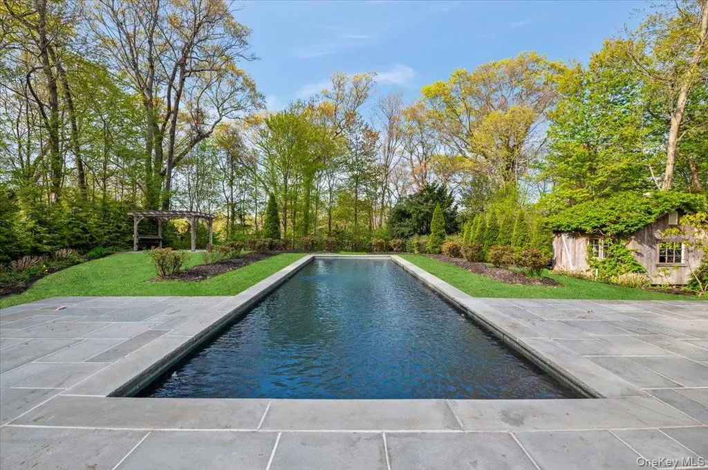 1 Horseshoe Path Lloyd Harbor NY 11743