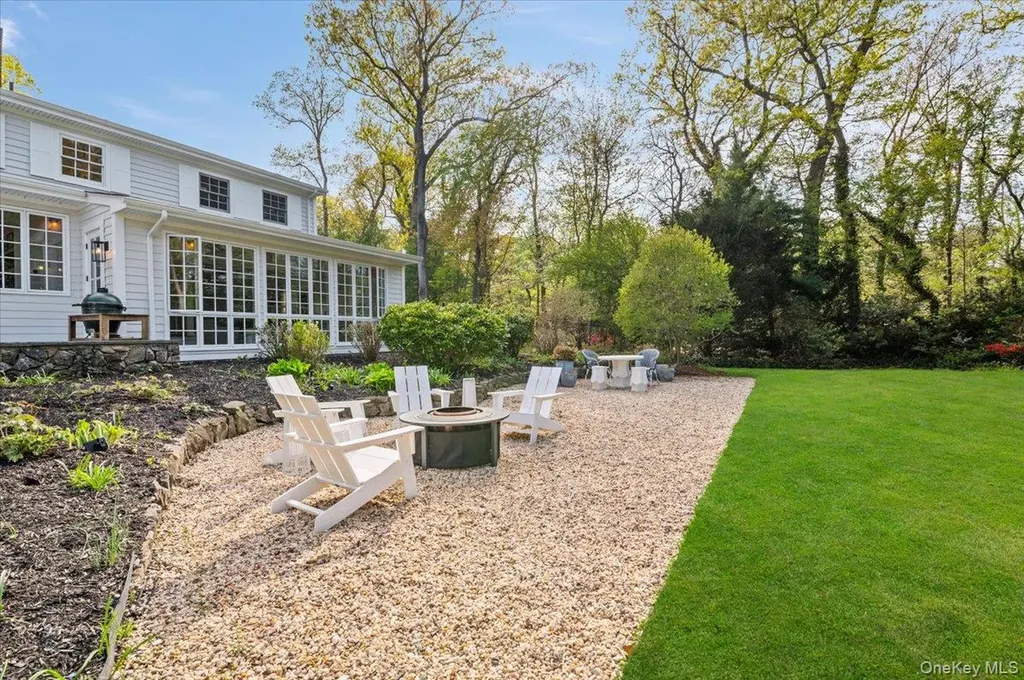 1 Horseshoe Path Lloyd Harbor NY 11743