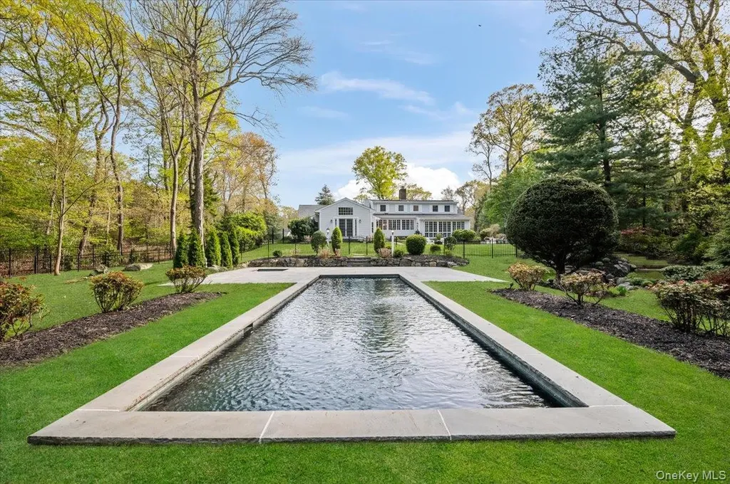1 Horseshoe Path Lloyd Harbor NY 11743