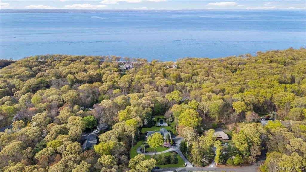 1 Horseshoe Path Lloyd Harbor NY 11743