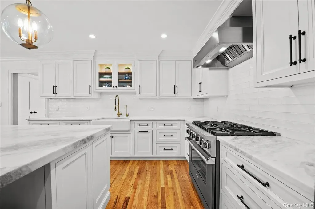 1 Horseshoe Path Lloyd Harbor NY 11743