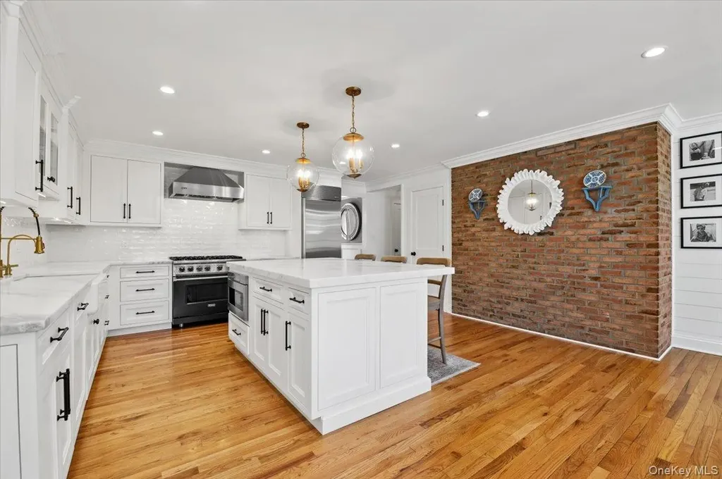 1 Horseshoe Path Lloyd Harbor NY 11743