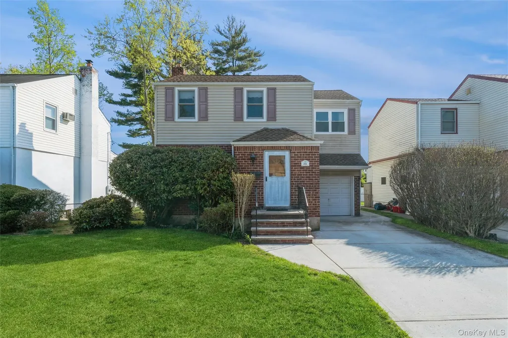211 Norfeld Boulevard Elmont NY 11003