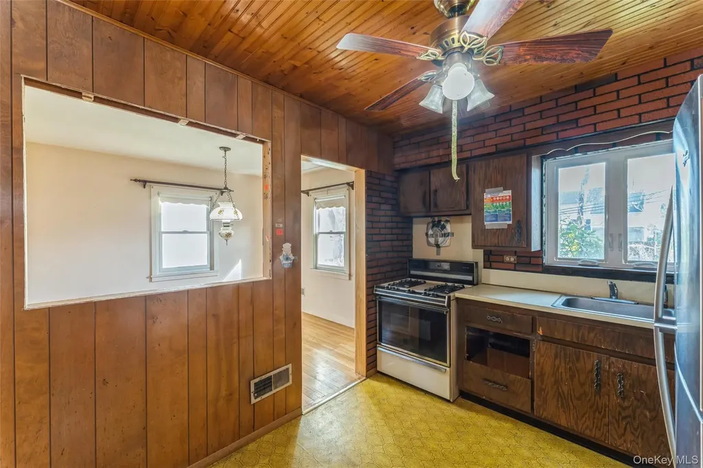 211 Norfeld Boulevard Elmont NY 11003