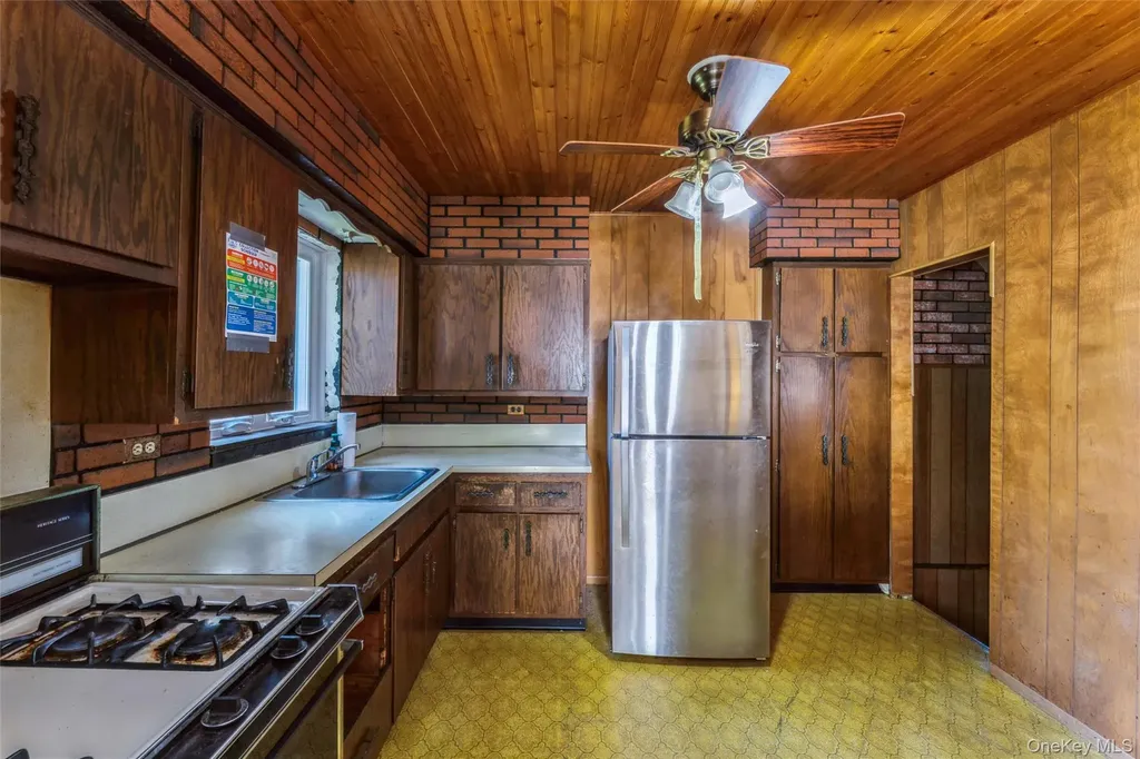 211 Norfeld Boulevard Elmont NY 11003