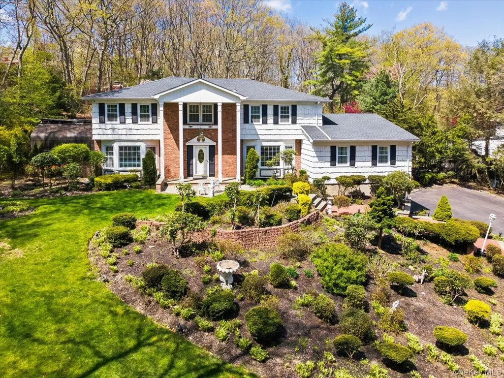 7 Stepping Stone Crescent Dix Hills NY 11746