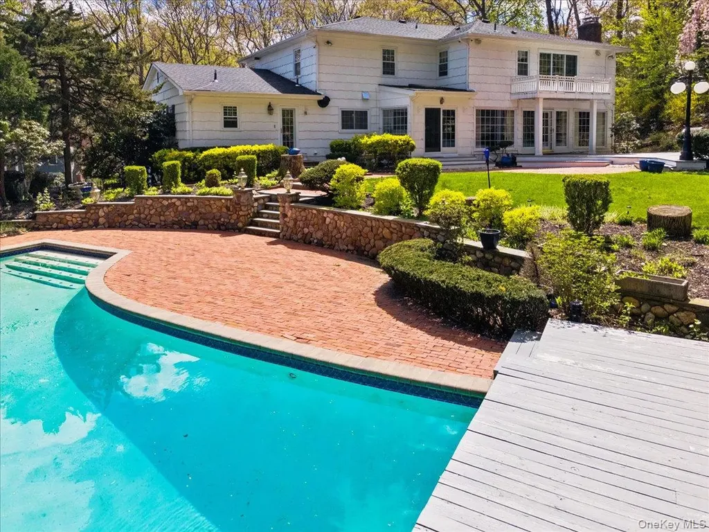7 Stepping Stone Crescent Dix Hills NY 11746