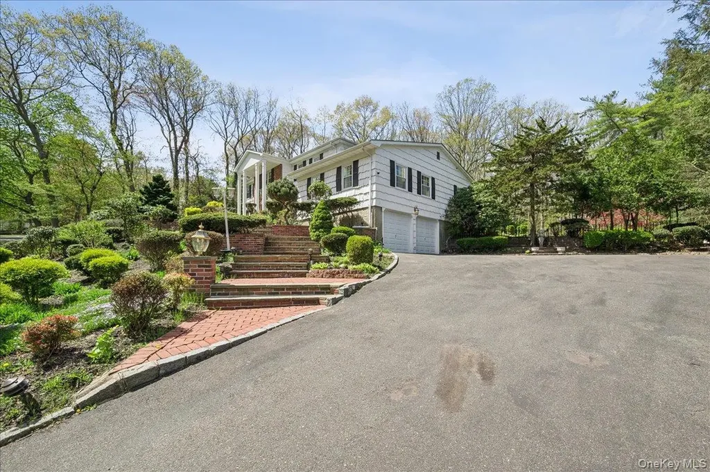 7 Stepping Stone Crescent Dix Hills NY 11746