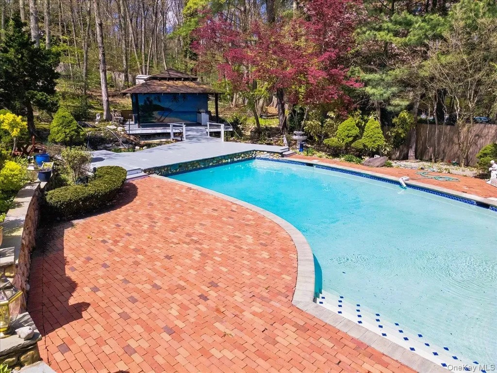 7 Stepping Stone Crescent Dix Hills NY 11746