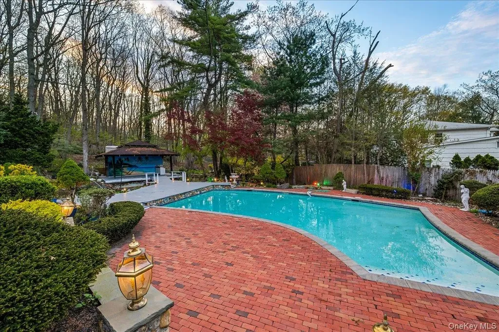 7 Stepping Stone Crescent Dix Hills NY 11746