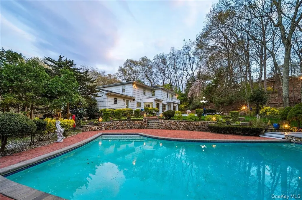 7 Stepping Stone Crescent Dix Hills NY 11746