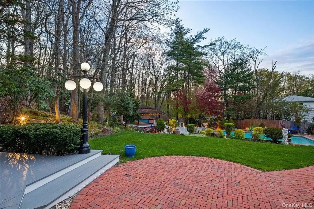 7 Stepping Stone Crescent Dix Hills NY 11746